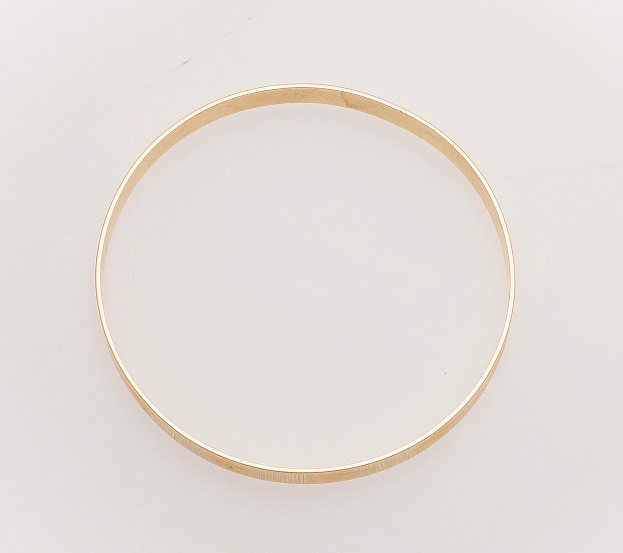 AN 18CT GOLD BANGLE. - Image 3 of 3