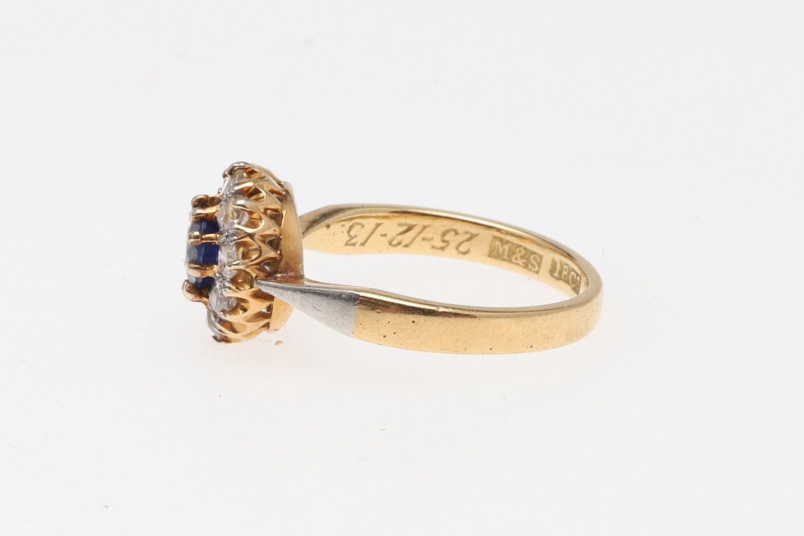 A SAPPHIRE AND DIAMOND SET CLUSTER RING. - Image 2 of 4