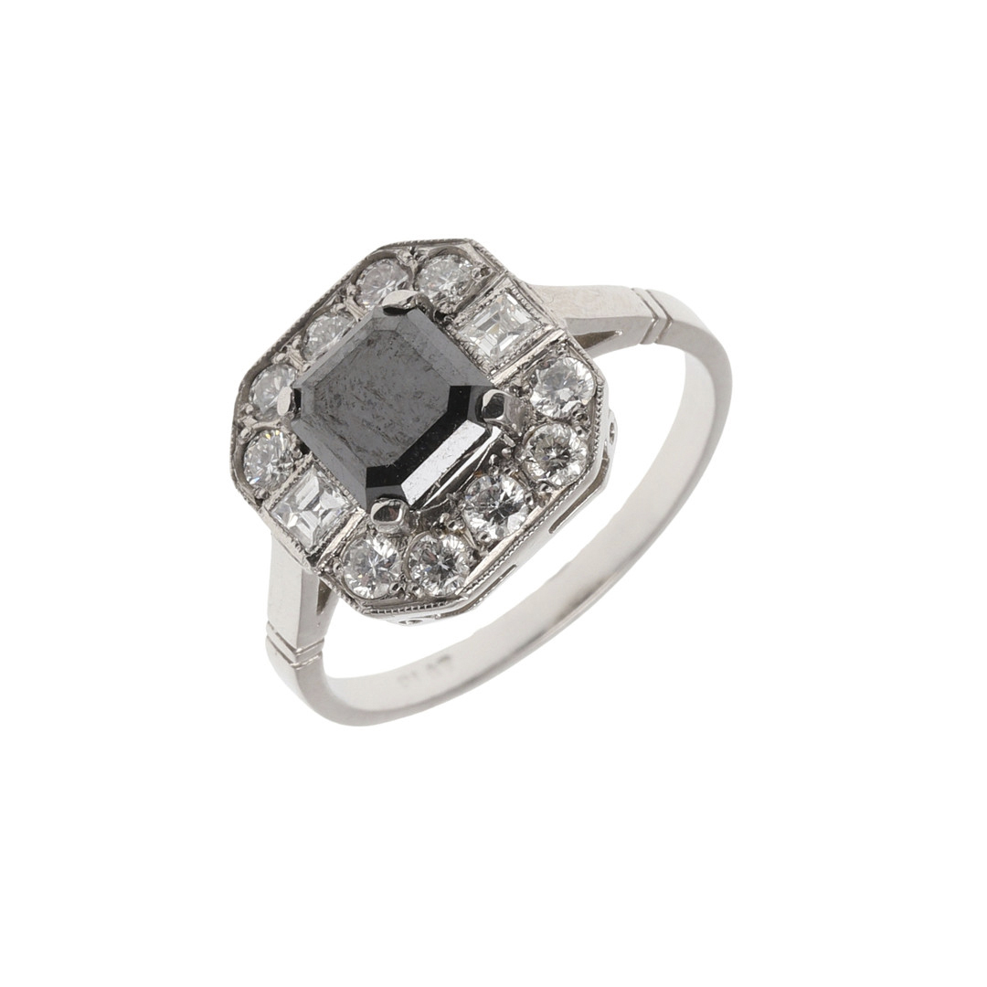 A BLACK DIAMOND AND DIAMOND CLUSTER RING.