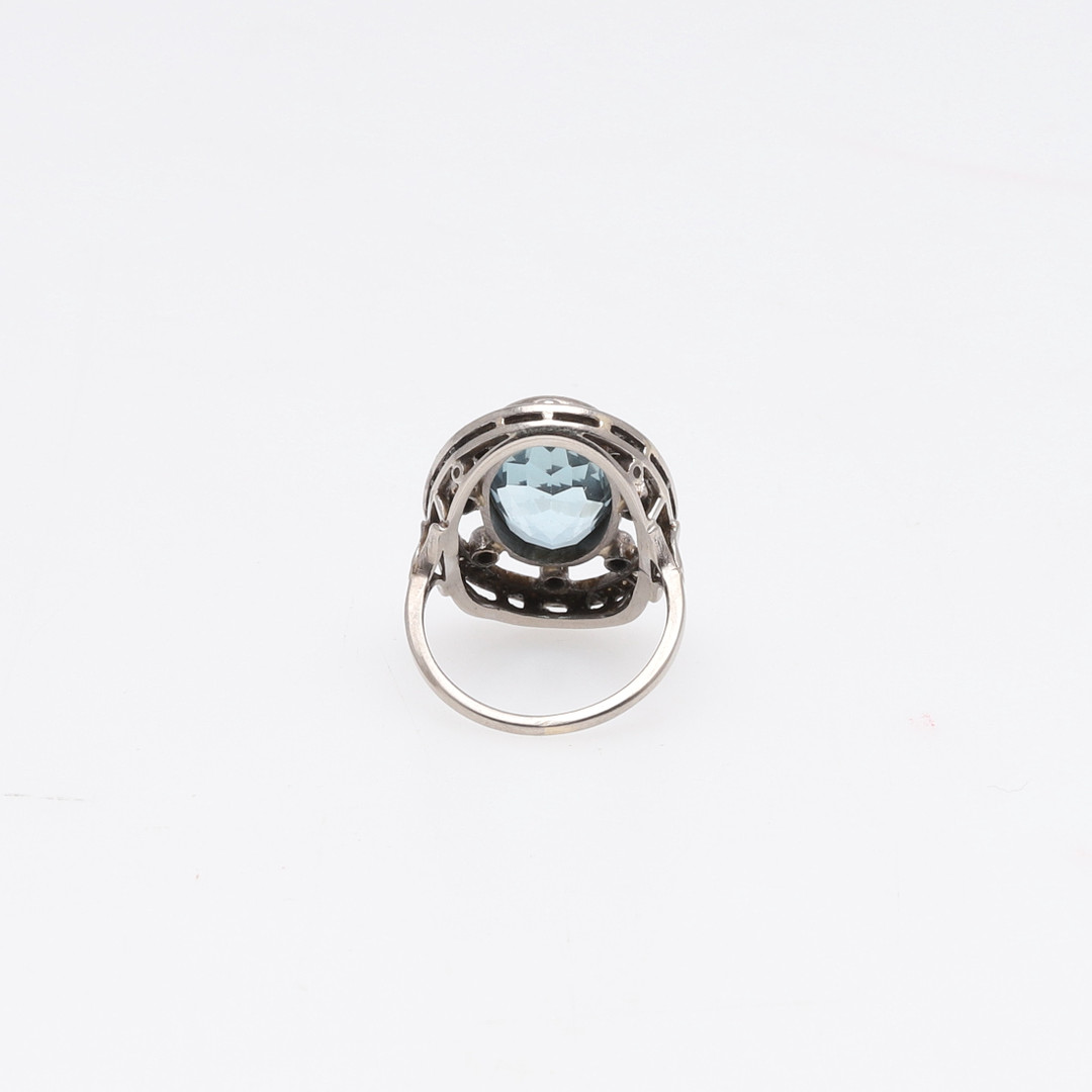 AN AQUAMARINE AND DIAMOND RING. - Image 4 of 4