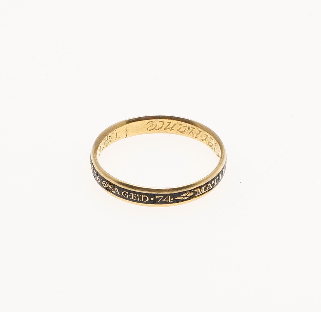 A GEORGE III BLACK ENAMEL AND GOLD MOURNING/POSY RING. - Image 5 of 5