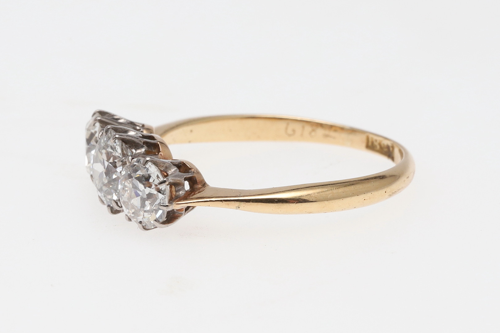 A DIAMOND THREE STONE RING. - Image 2 of 3