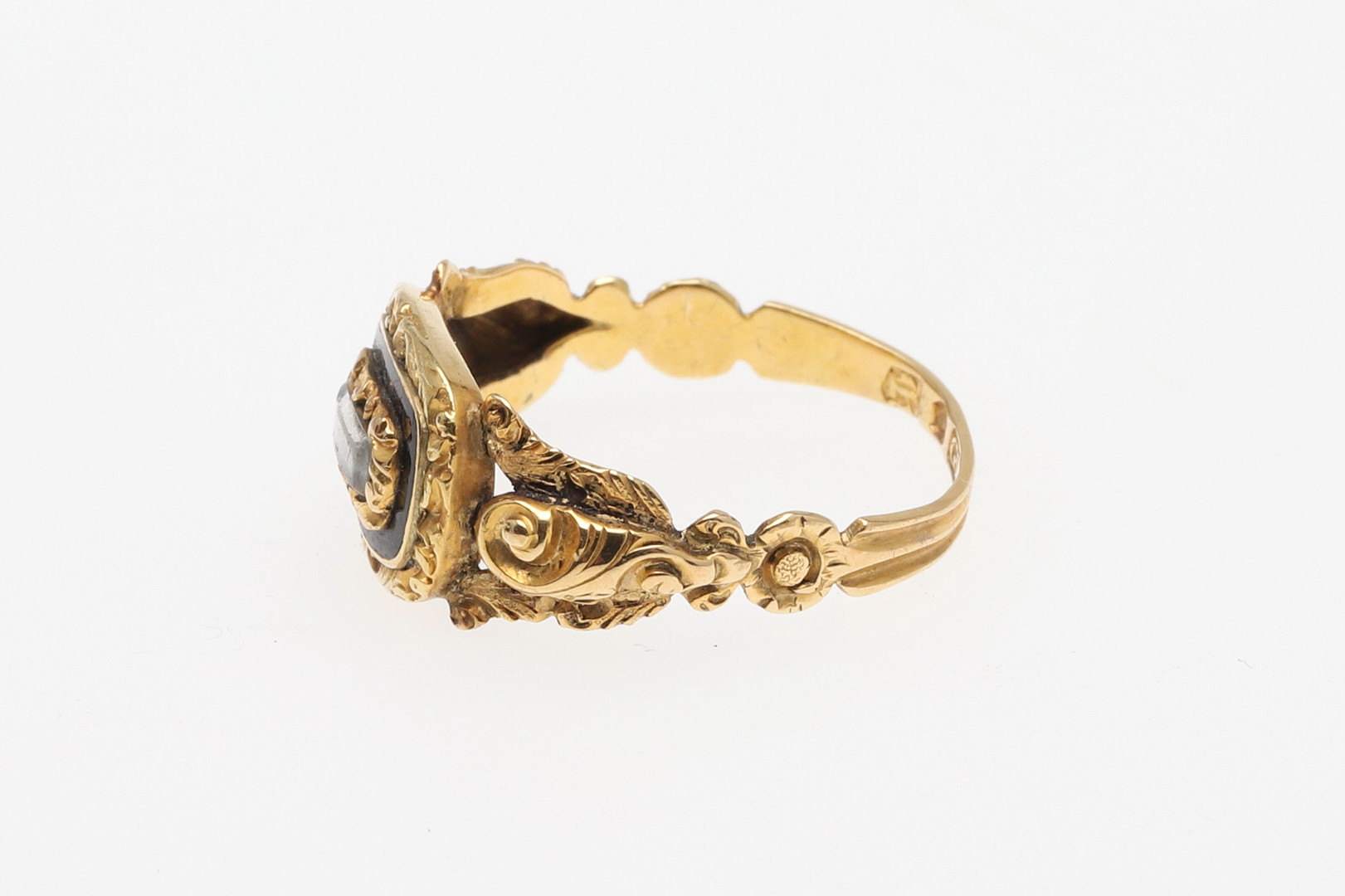 A VICTORIAN GOLD AND ENAMEL MOURNING RING. - Bild 2 aus 4