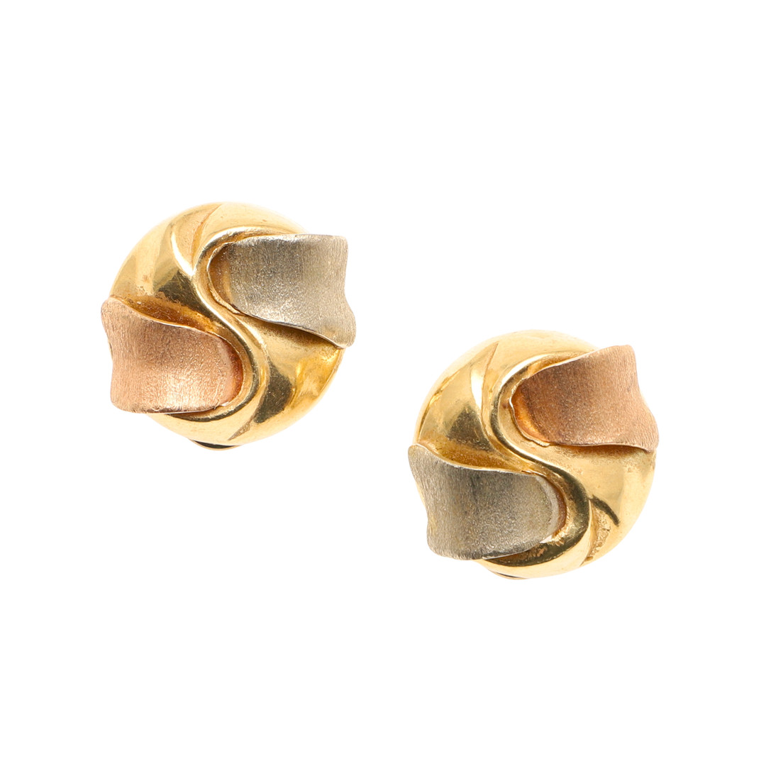 A PAIR OF 18CT THREE COLOUR GOLD EARRINGS.