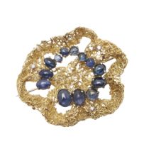 A SAPPHIRE, DIAMOND AND GOLD BROOCH.
