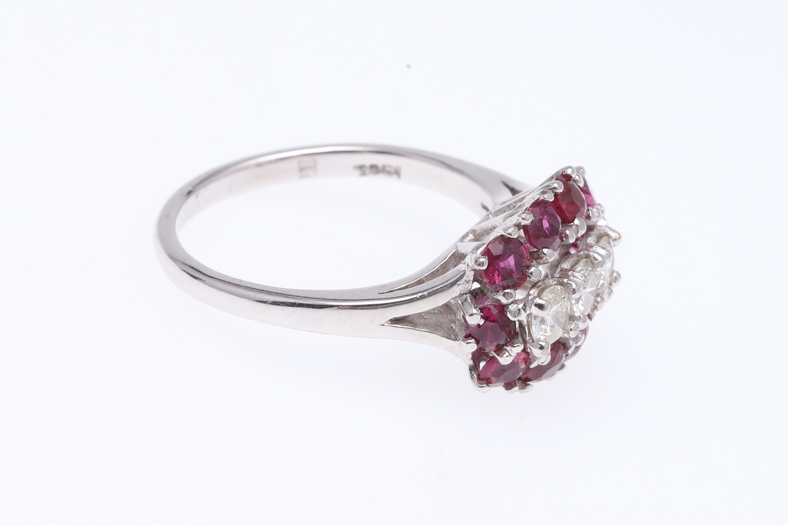 A RUBY AND DIAMOND CLUSTER RING. - Image 4 of 5