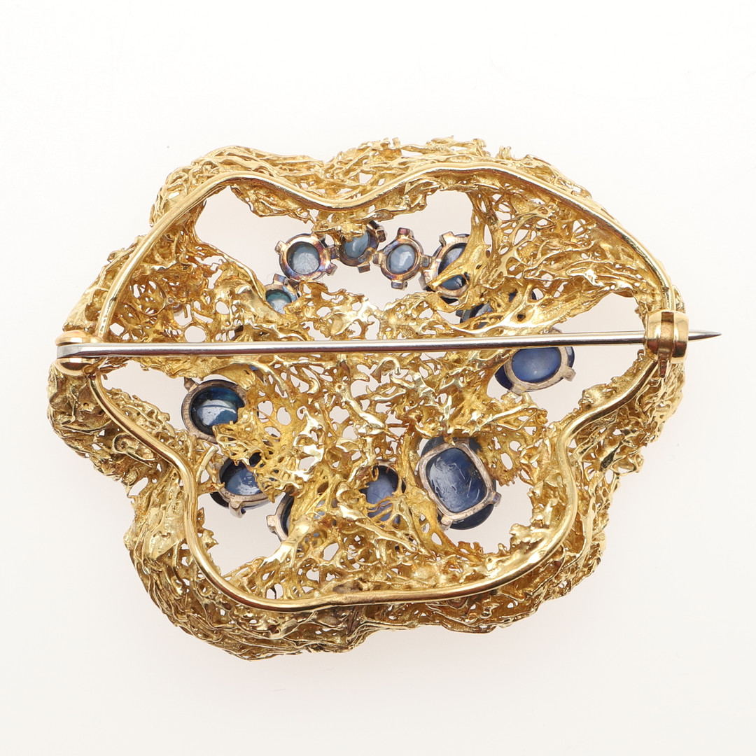 A SAPPHIRE, DIAMOND AND GOLD BROOCH. - Image 2 of 2