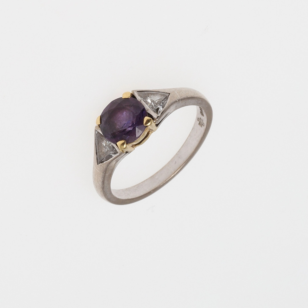 A PURPLE SAPPHIRE AND DIAMOND THREE STONE RING. - Image 4 of 4