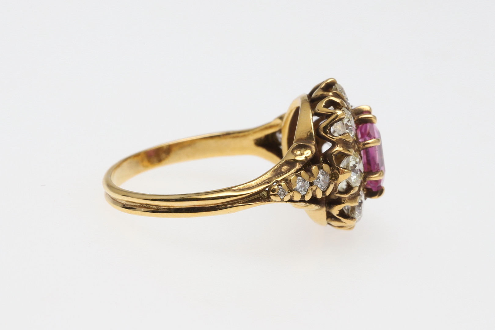 A PINK SAPPHIRE AND DIAMOND CLUSTER RING. - Image 4 of 5