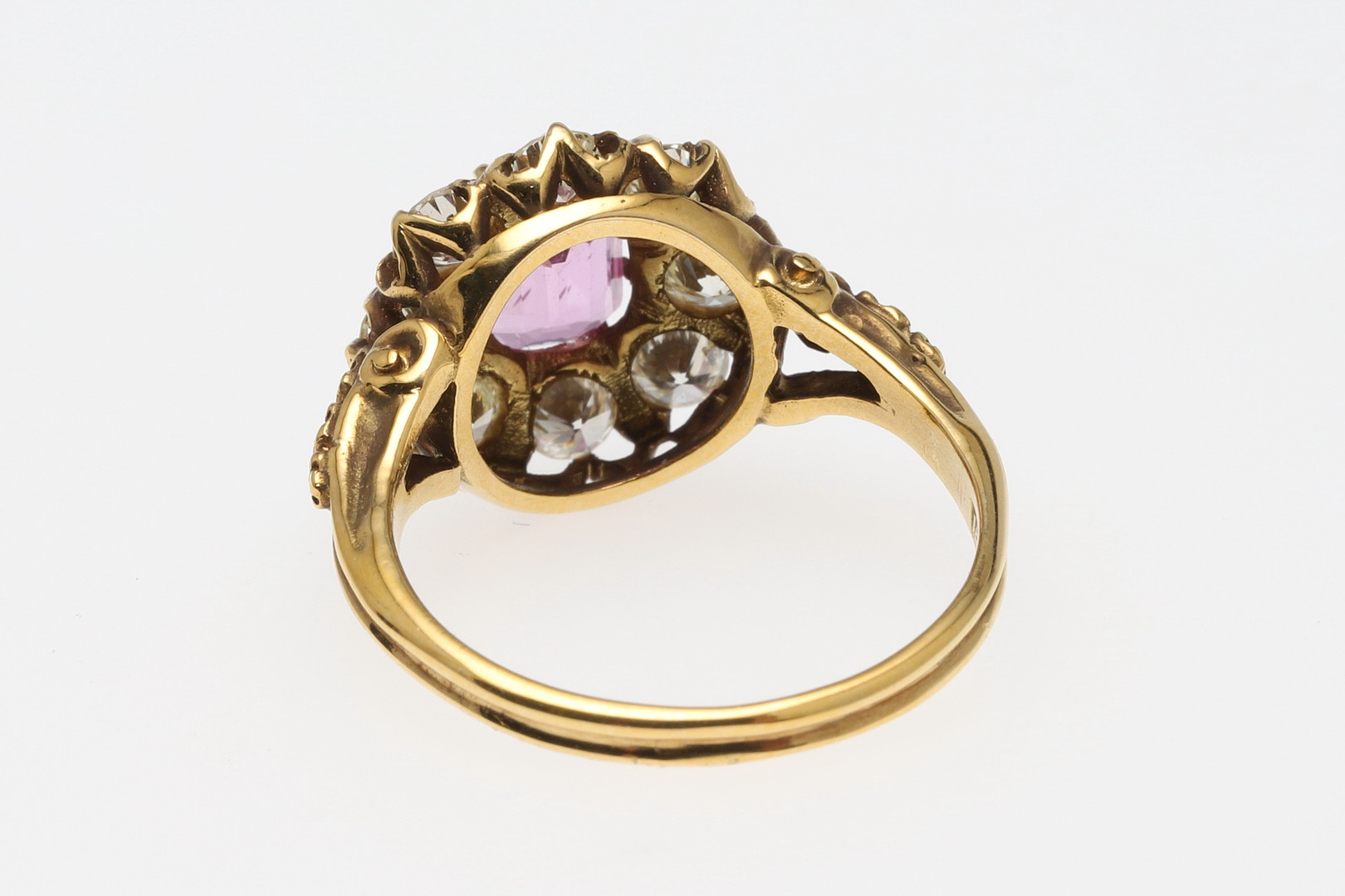A PINK SAPPHIRE AND DIAMOND CLUSTER RING. - Image 3 of 5