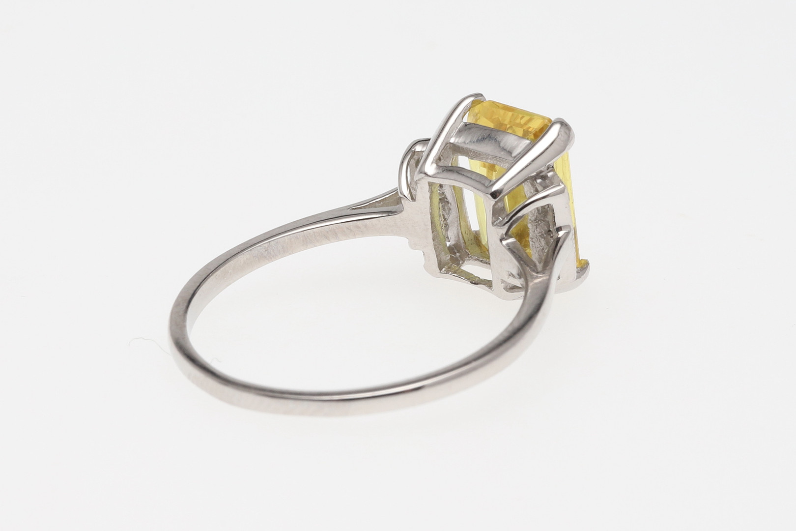 A YELLOW SAPPHIRE AND DIAMOND RING. - Image 3 of 4