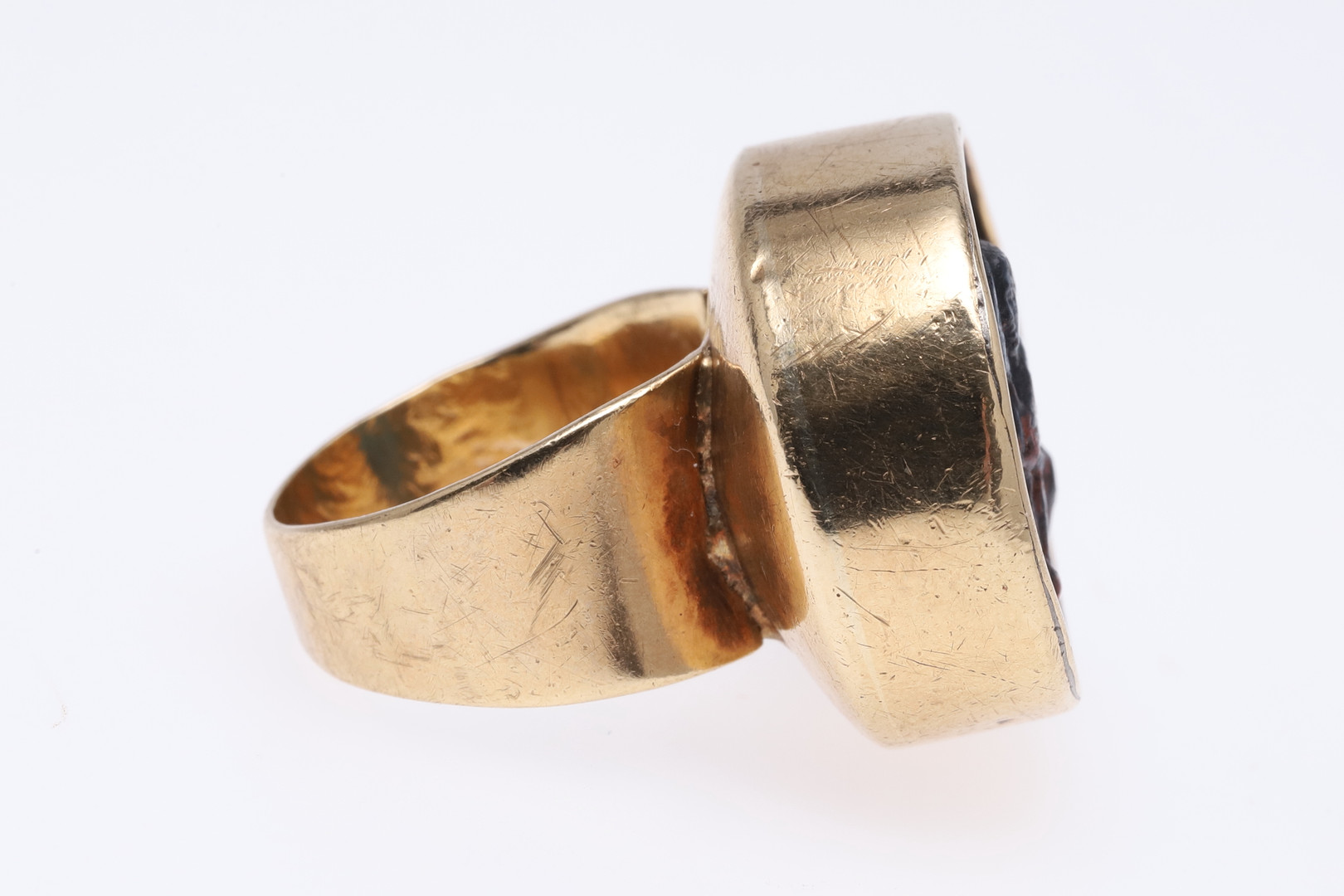 A TASSIE AND GOLD RING. - Image 5 of 6