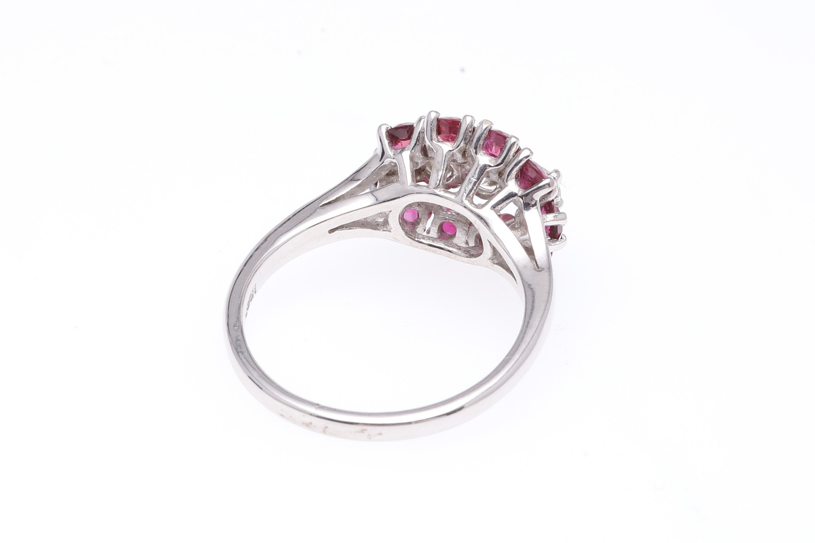 A RUBY AND DIAMOND CLUSTER RING. - Image 3 of 5