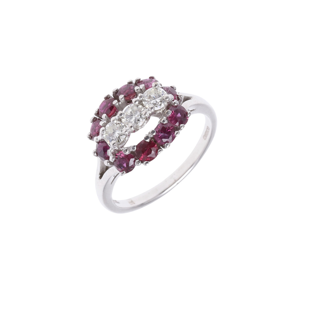 A RUBY AND DIAMOND CLUSTER RING.