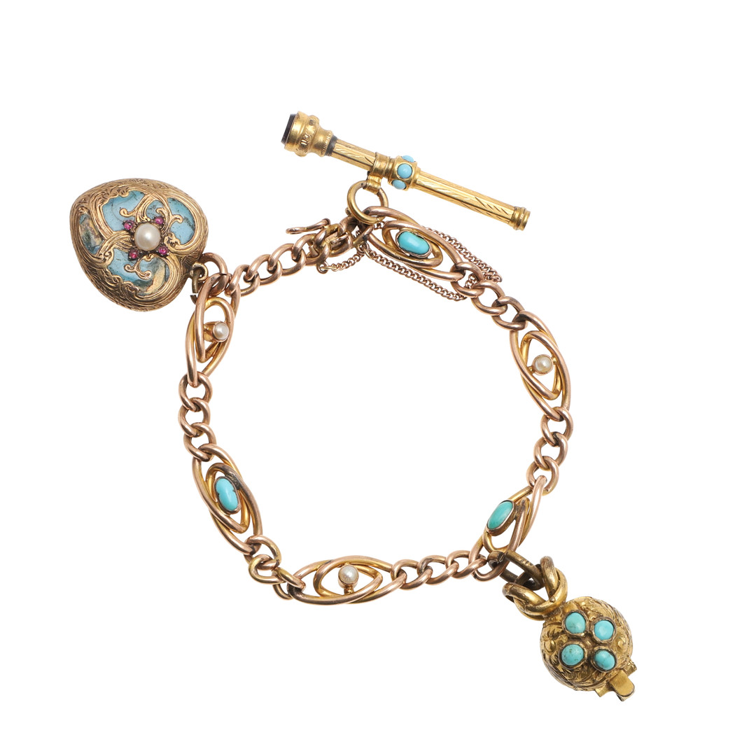 AN EDWARDIAN 9CT GOLD, TURQUOISE AND PEARL SET BRACELET.