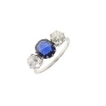 A SAPPHIRE AND DIAMOND THREE STONE RING.