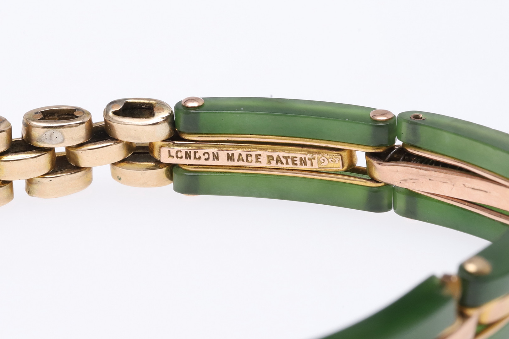 A JADE AND GOLD BRACELET. - Image 3 of 4