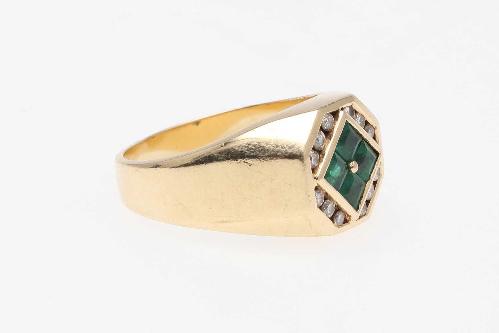 AN EMERALD AND DIAMOND RING. - Image 4 of 4