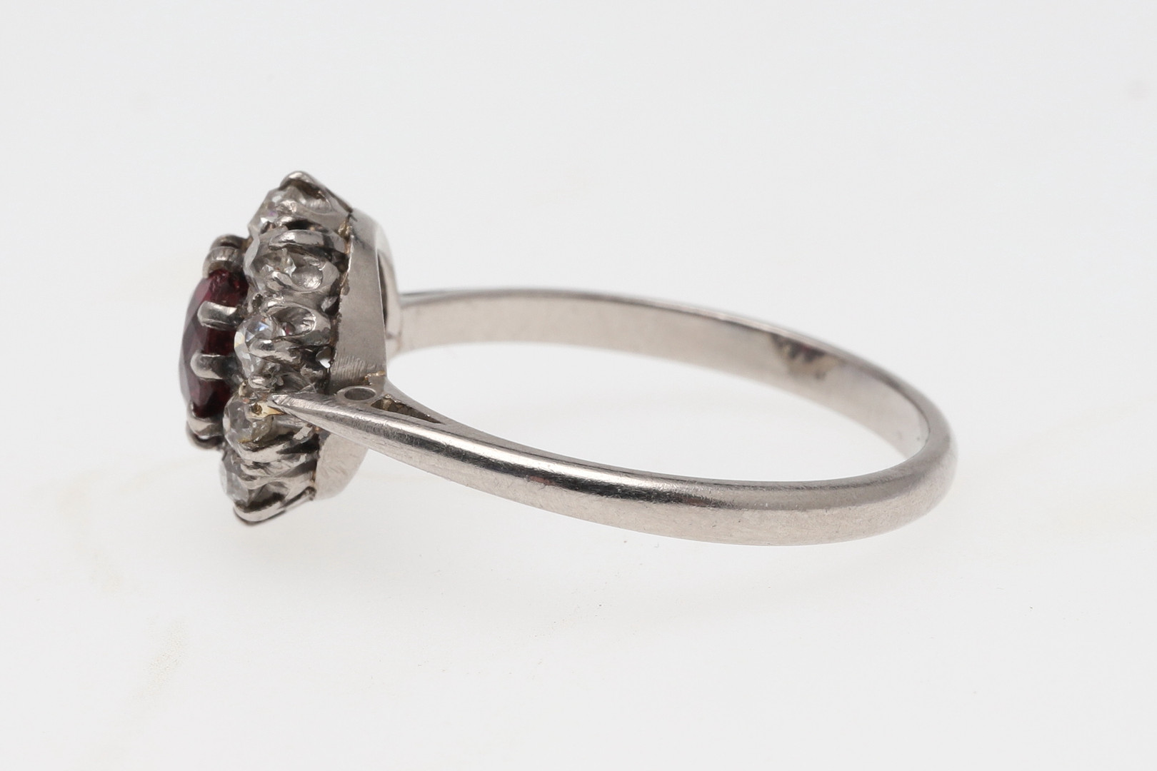 A RUBY AND DIAMOND CLUSTER RING. - Image 3 of 4