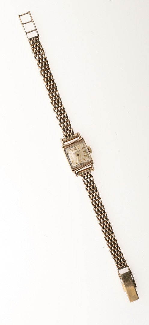 A LADY'S 9CT GOLD WRISTWATCH BY JAEGER-LeCOULTRE. - Bild 2 aus 6