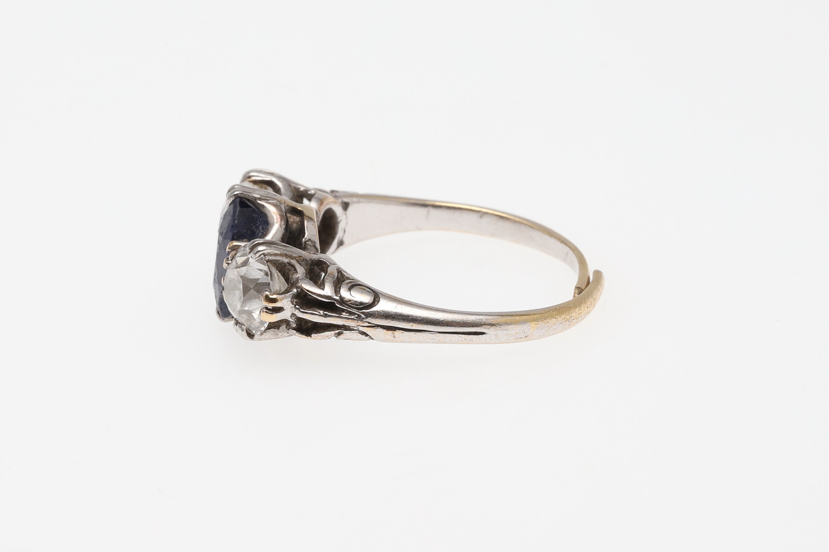 A SAPPHIRE AND DIAMOND THREE STONE RING. - Image 2 of 6