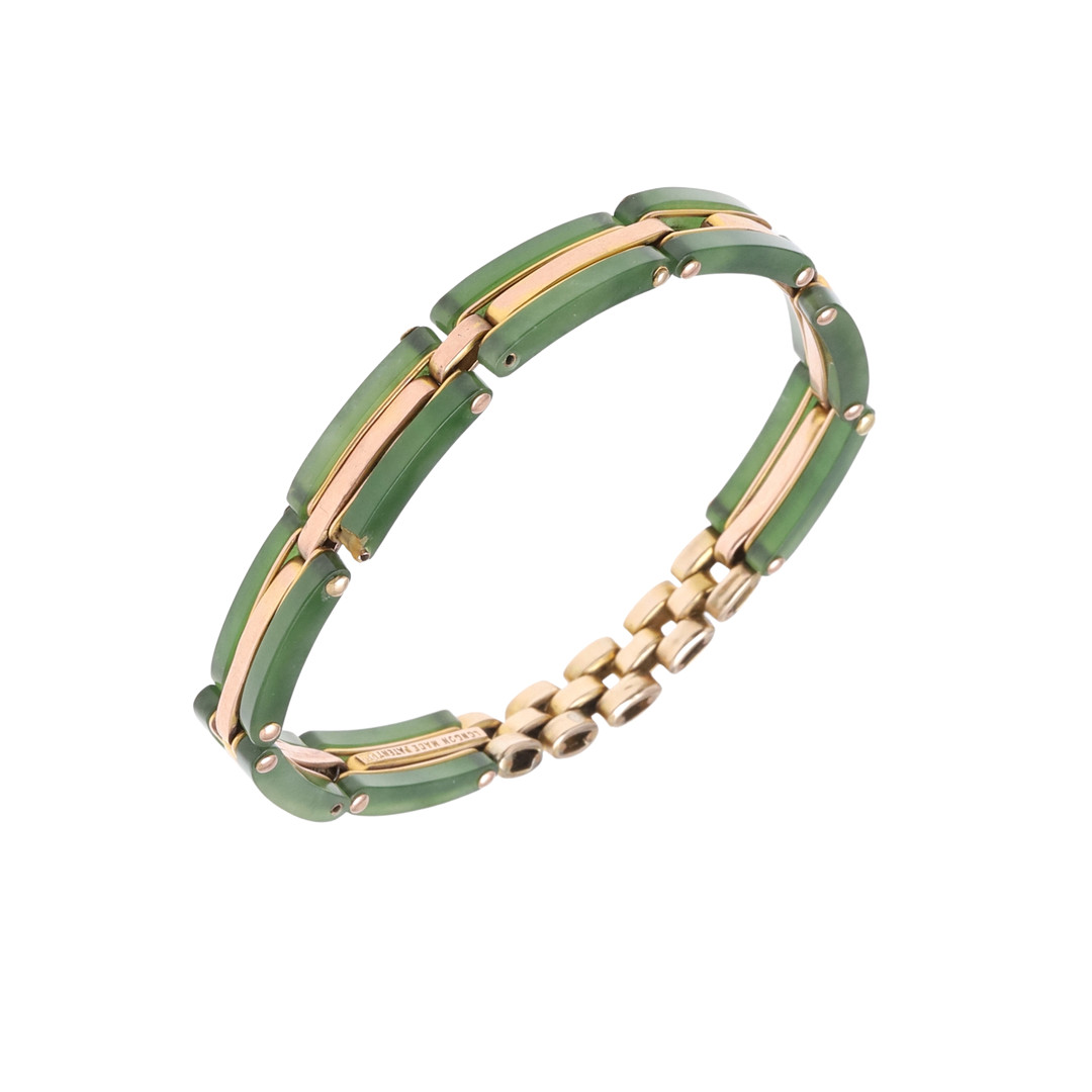 A JADE AND GOLD BRACELET.