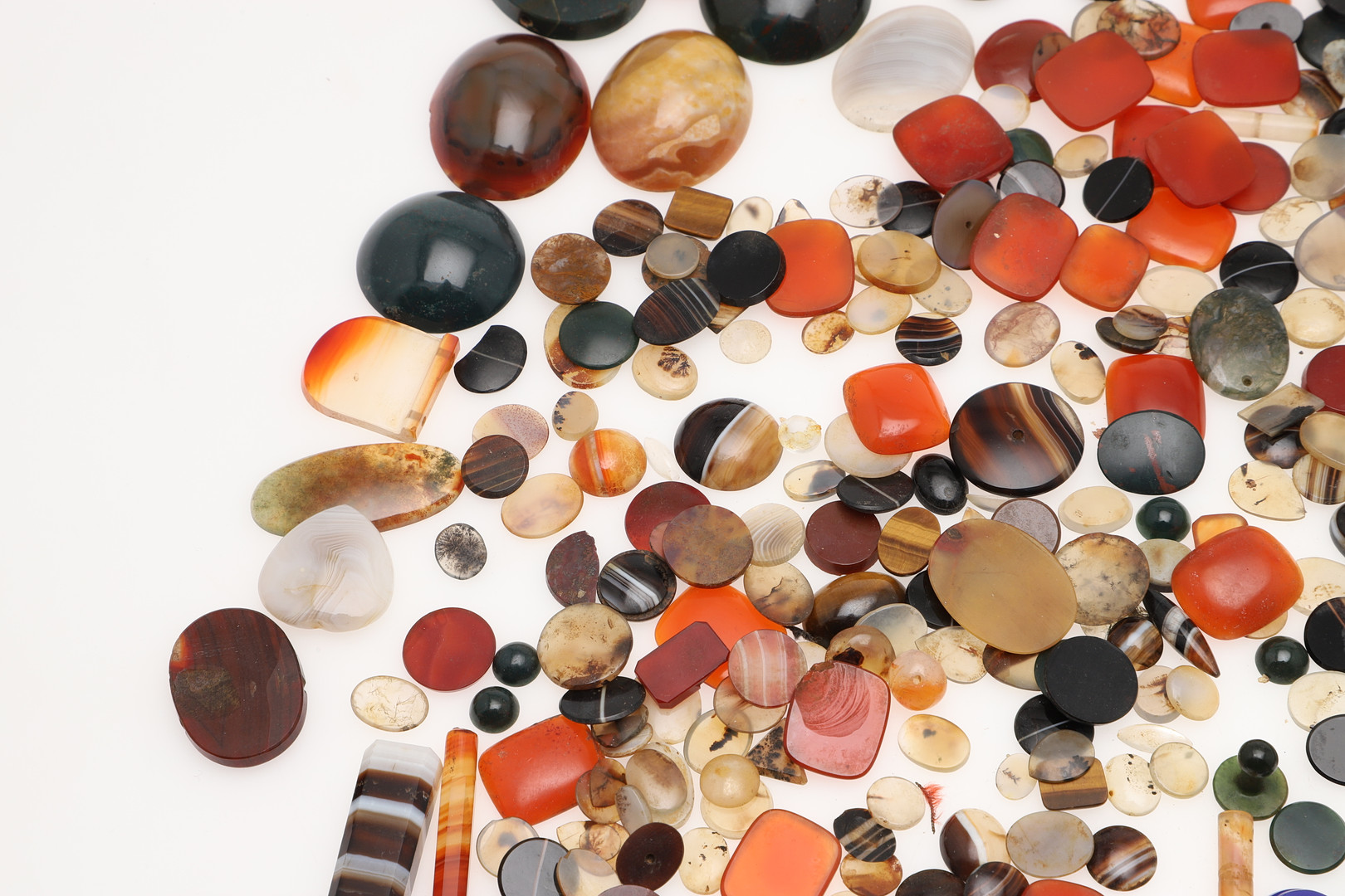 A QUANTITY OF ASSORTED HARDSTONES. - Image 10 of 11