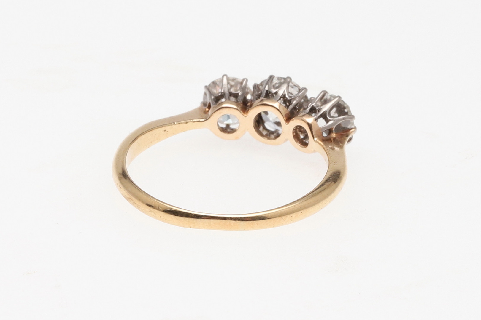 A DIAMOND THREE STONE RING. - Image 3 of 3