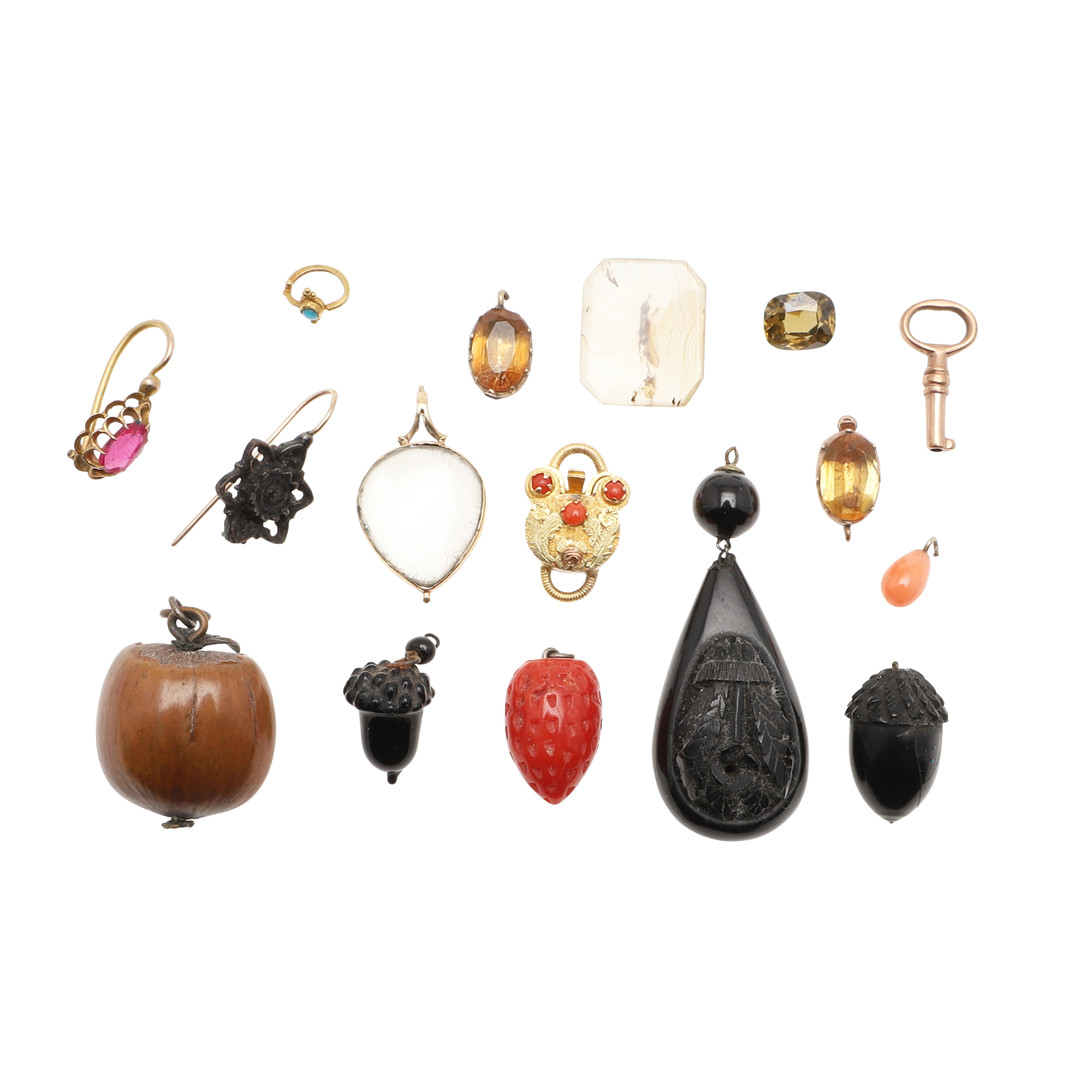 A QUANTITY OF ASSORTED PENDANTS AND CLASPS.