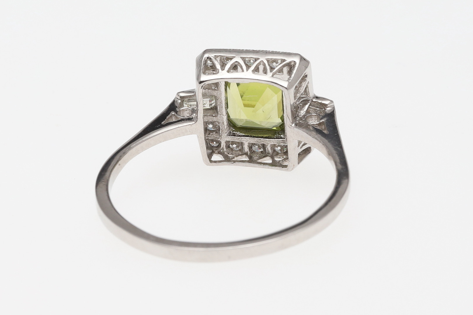 A PERIDOT AND DIAMOND CLUSTER RING. - Image 3 of 5