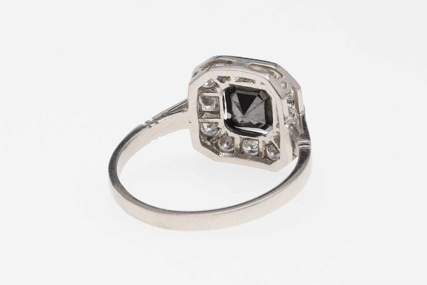 A BLACK DIAMOND AND DIAMOND CLUSTER RING. - Image 3 of 5