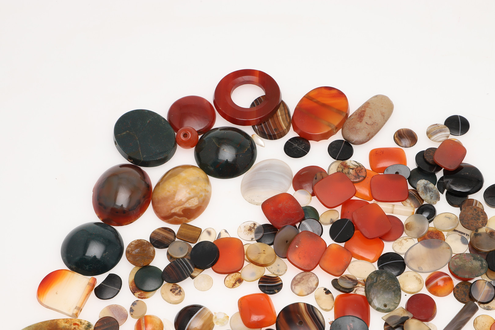 A QUANTITY OF ASSORTED HARDSTONES. - Image 2 of 11