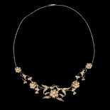 AN EDWARDIAN PEARL AND 15CT GOLD NECKLACE.