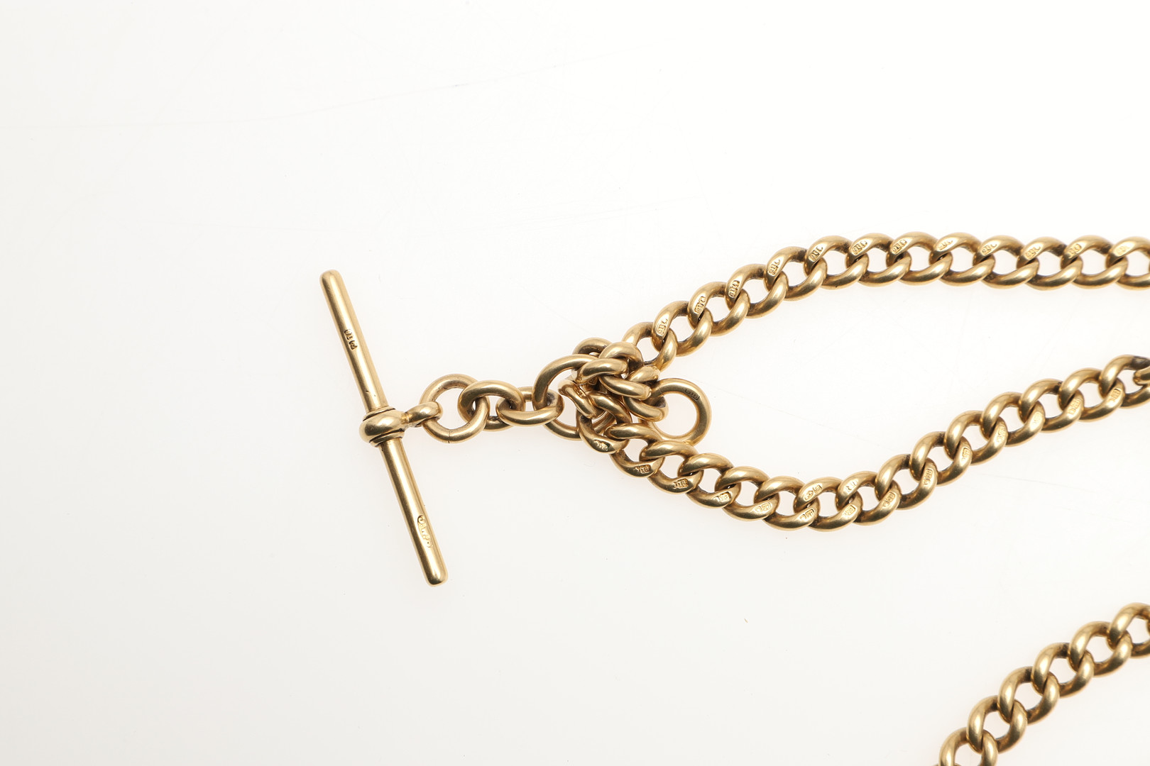 AN 18CT GOLD CURB LINK WATCH CHAIN. - Image 2 of 2