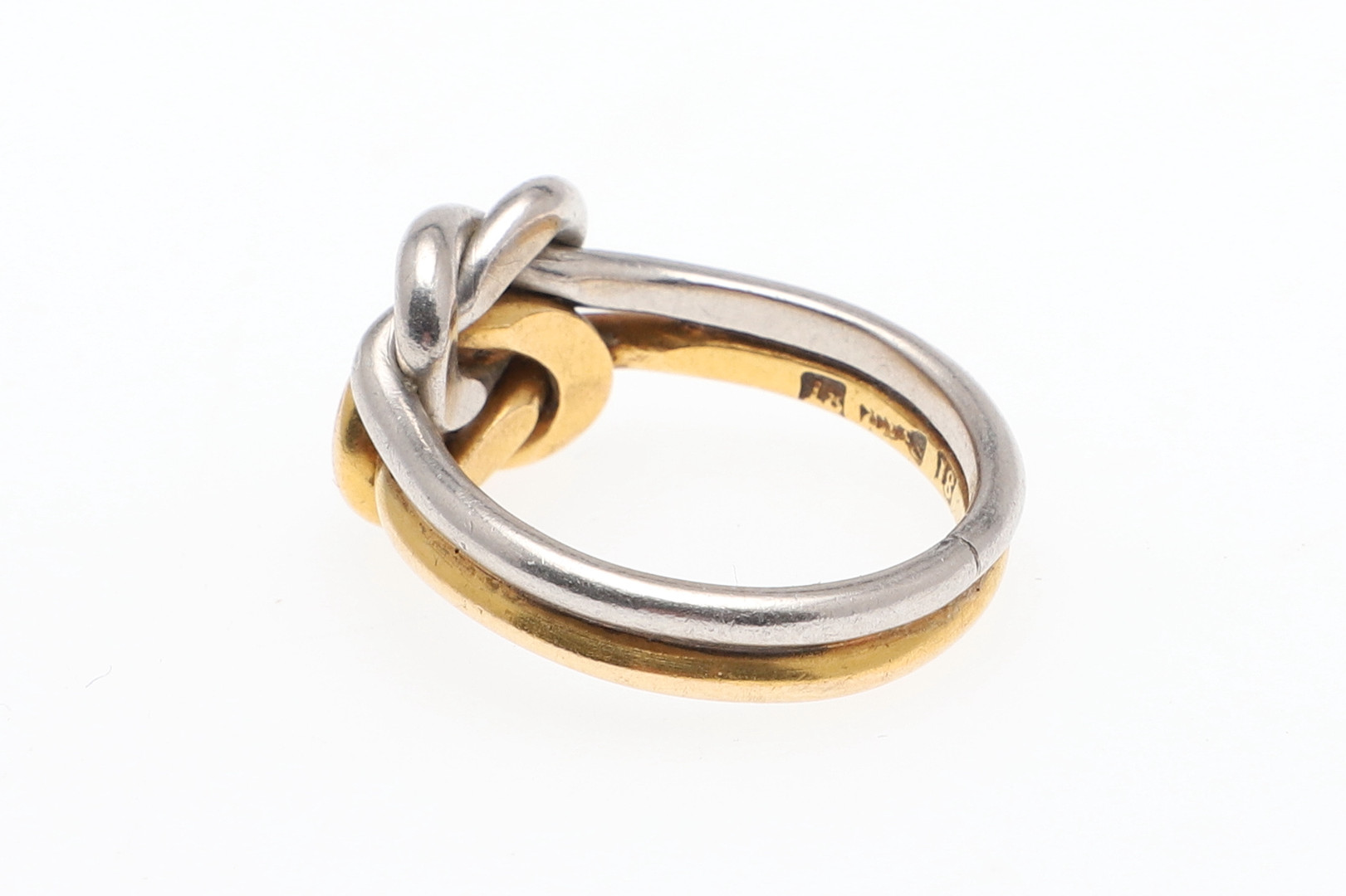 AN 18CT TWO COLOUR GOLD KNOT RING. - Image 4 of 8