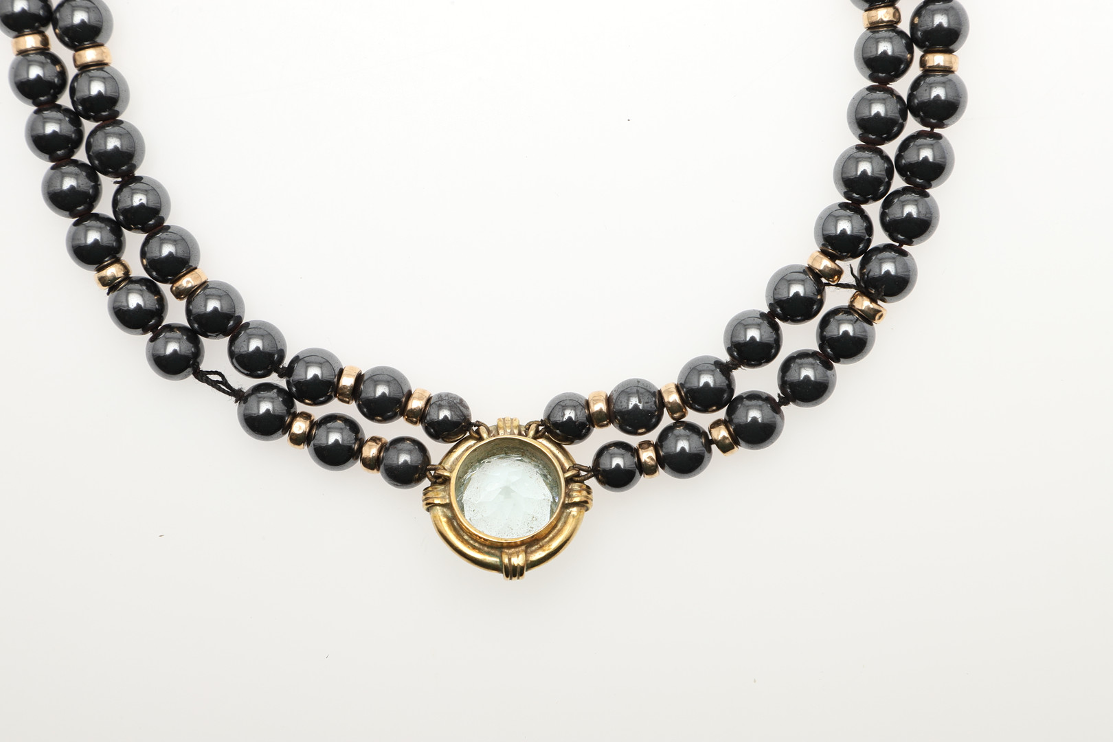 A HAEMATITE, AQUAMARINE AND GOLD CHOKER NECKLACE. - Image 4 of 4