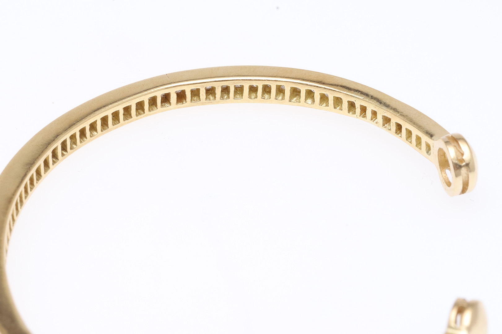 A DIAMOND AND GOLD BANGLE. - Image 2 of 4