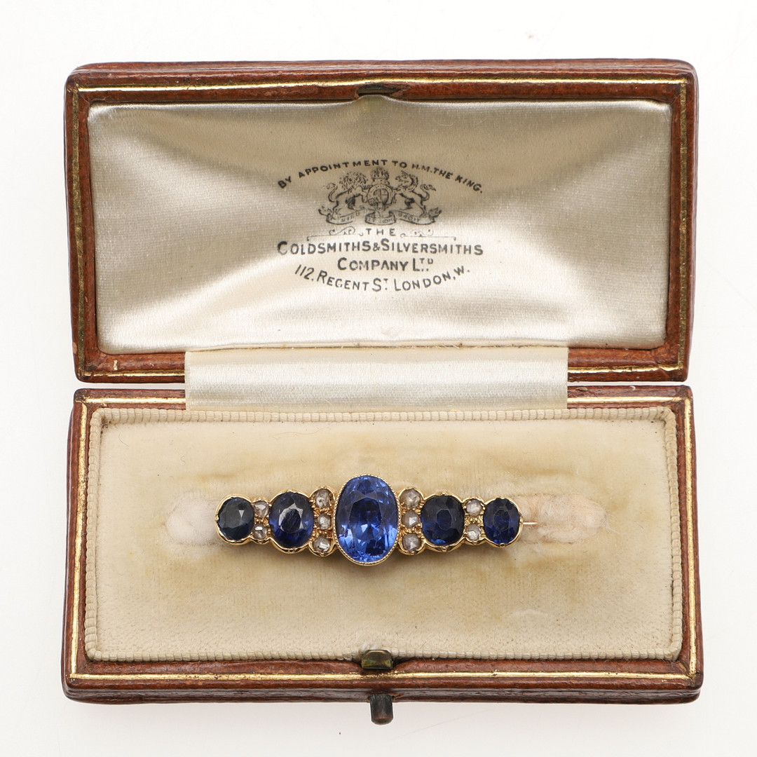 A SAPPHIRE AND DIAMOND BROOCH. - Image 2 of 4