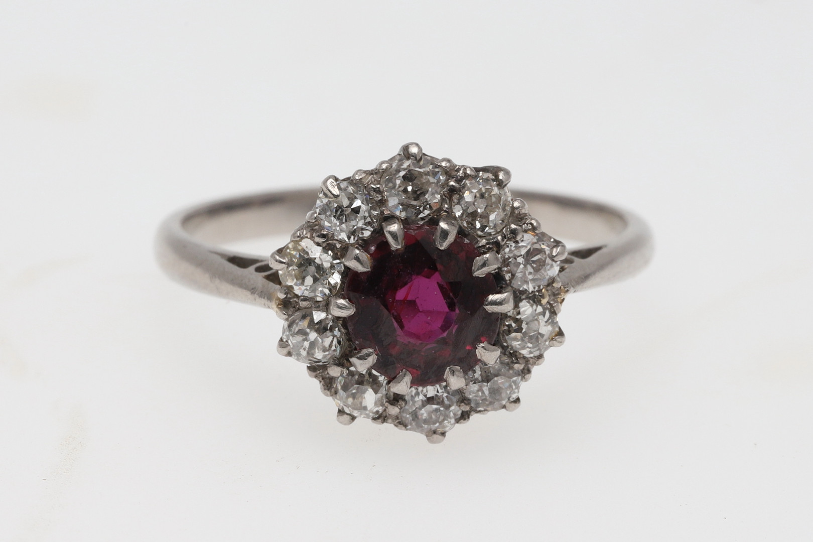 A RUBY AND DIAMOND CLUSTER RING. - Image 2 of 4