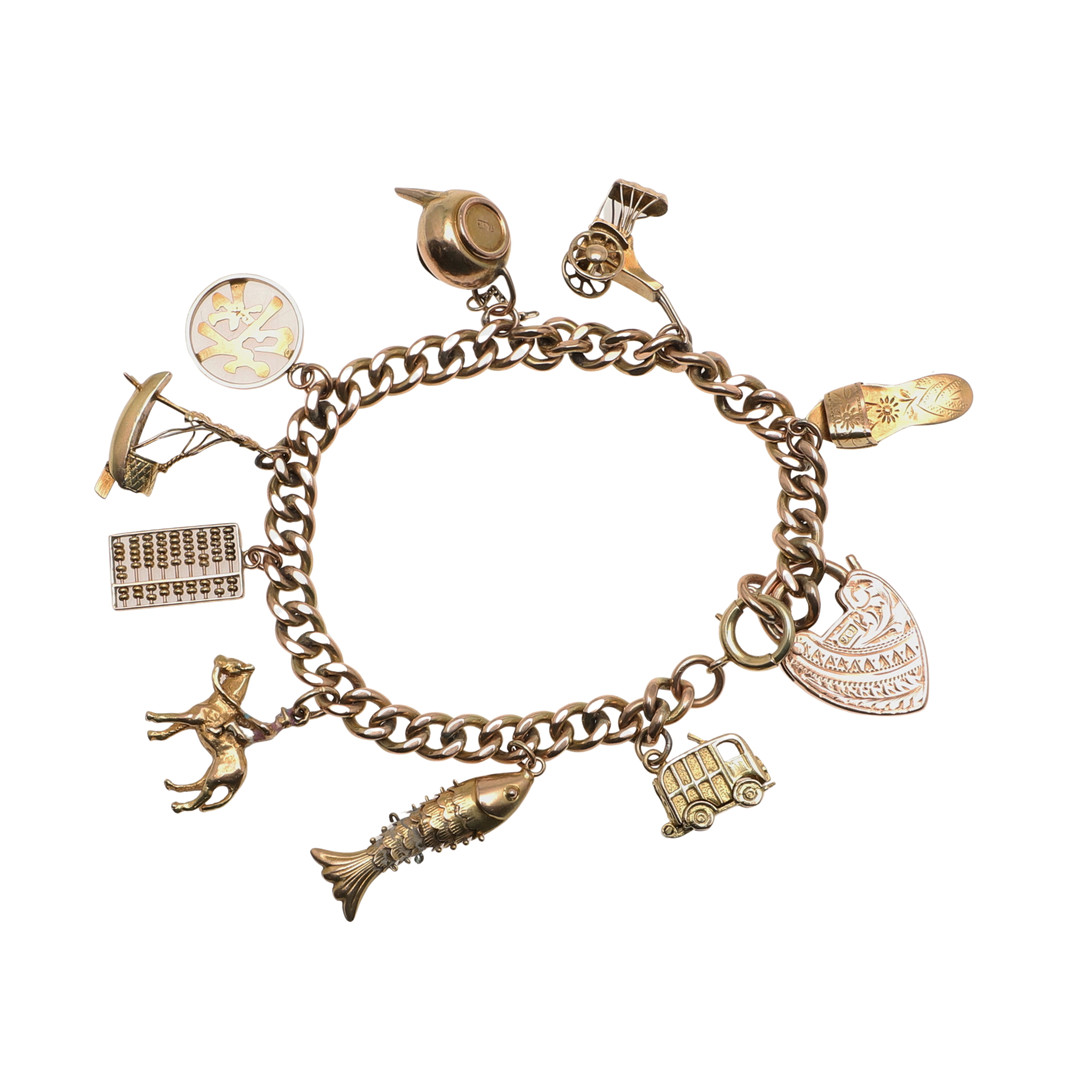 A GOLD CURB LINK BRACELET.