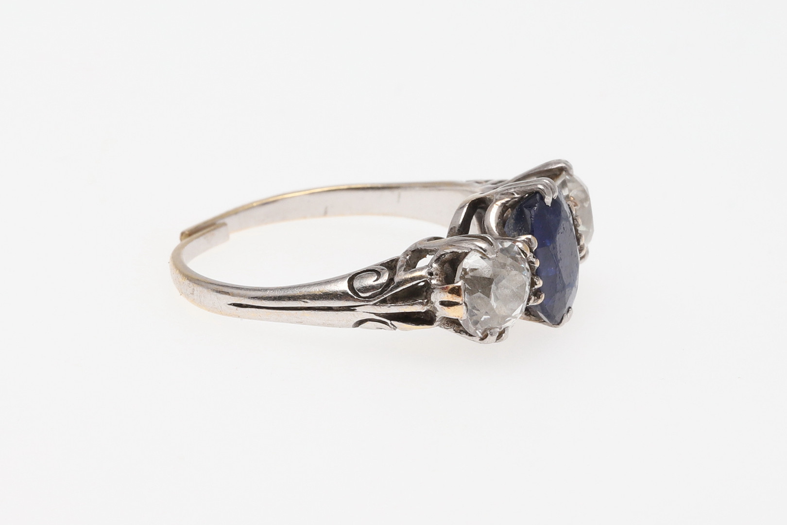 A SAPPHIRE AND DIAMOND THREE STONE RING. - Image 4 of 6