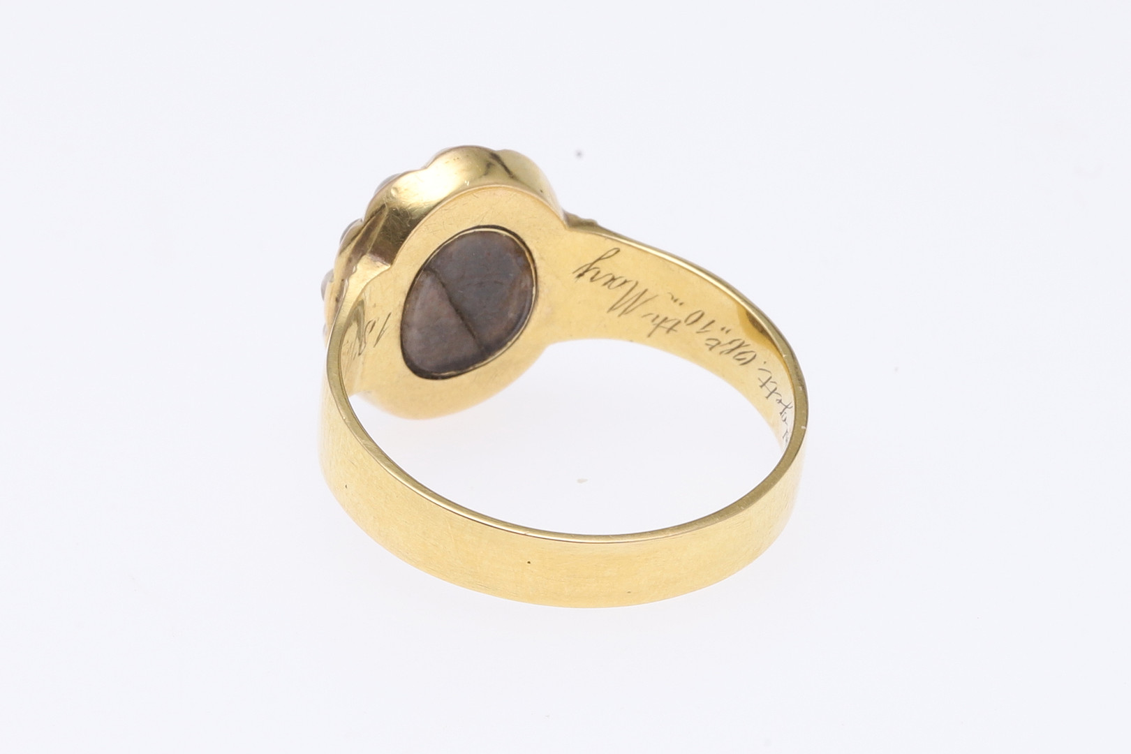 A VICTORIAN HARDSTONE AND PEARL MOURNING RING. - Image 3 of 7