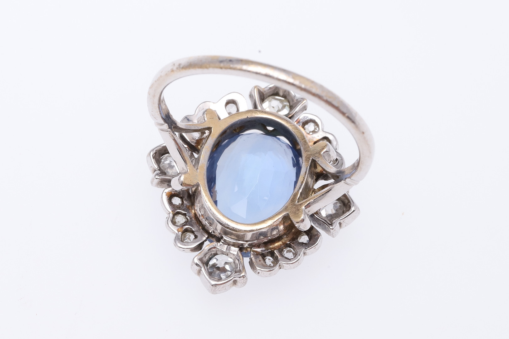 A SAPPHIRE AND DIAMOND CLUSTER RING. - Image 4 of 8