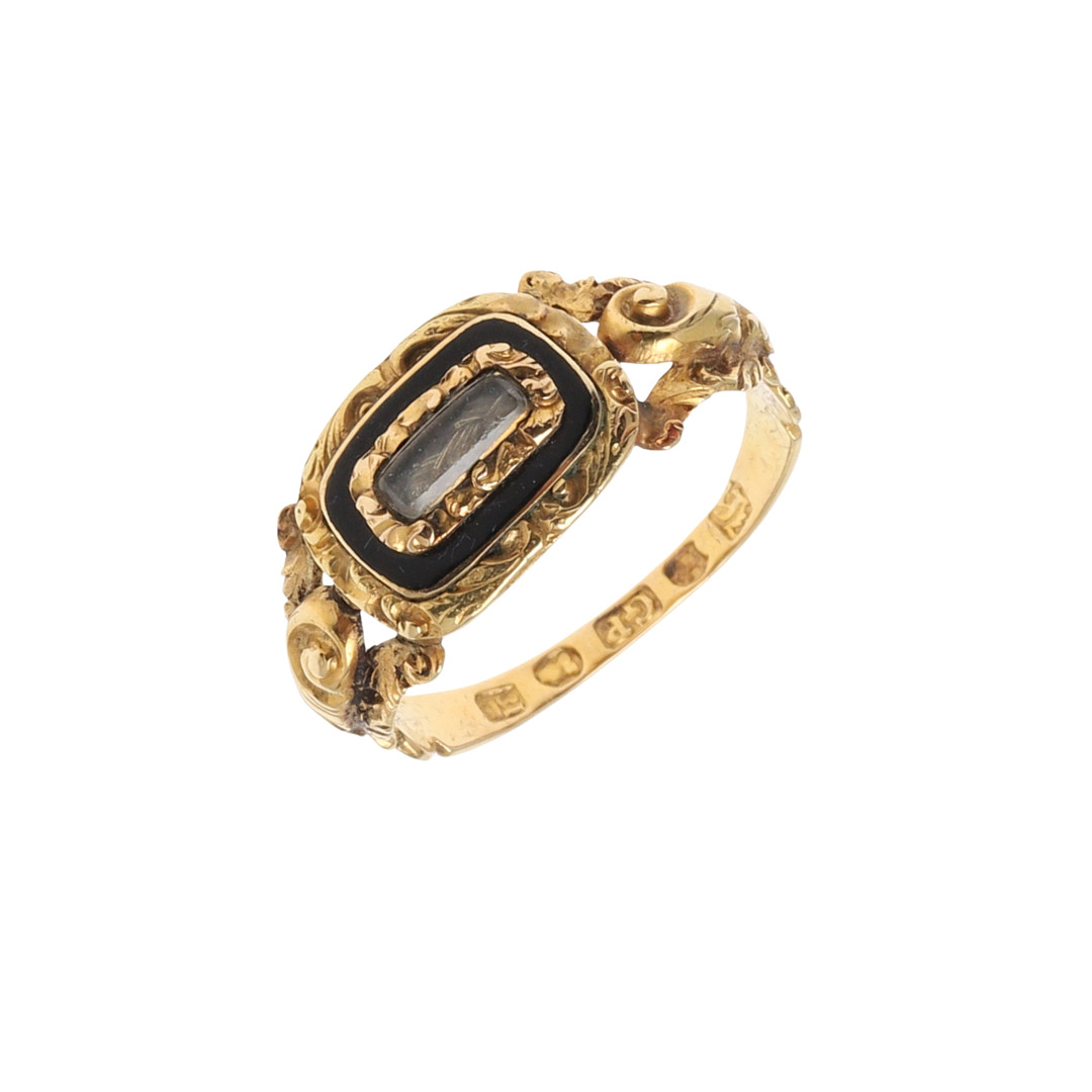 A VICTORIAN GOLD AND ENAMEL MOURNING RING.