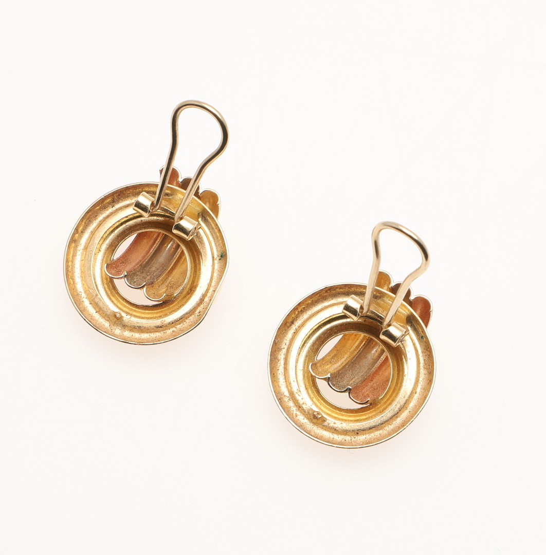 A PAIR OF 18CT THREE COLOUR GOLD GOLD EARRINGS. - Image 3 of 3
