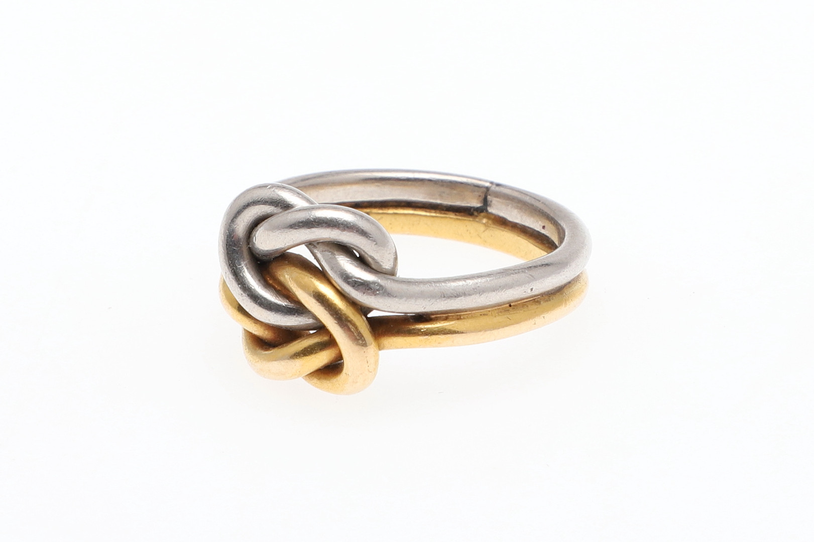 AN 18CT TWO COLOUR GOLD KNOT RING. - Image 2 of 8