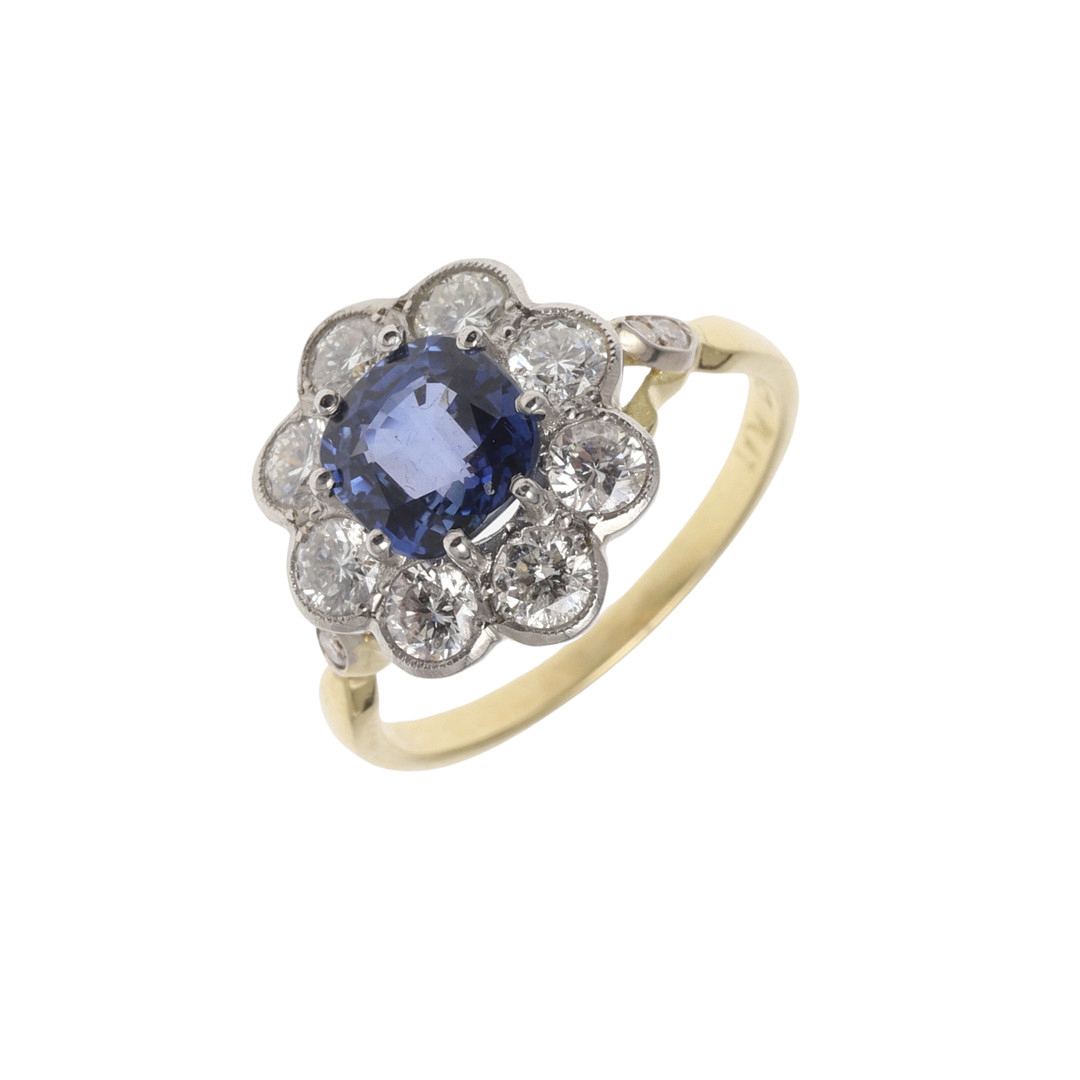 A SAPPHIRE AND DIAMOND CLUSTER RING.