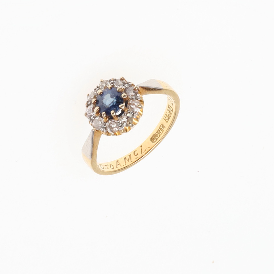 A SAPPHIRE AND DIAMOND SET CLUSTER RING. - Image 4 of 4