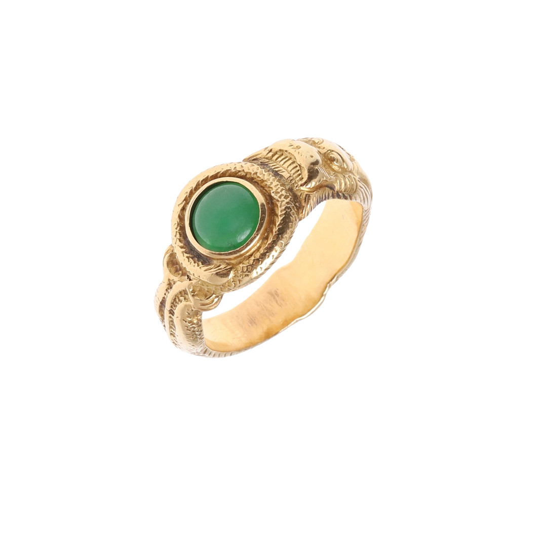 A JADE AND GOLD DRAGON RING.