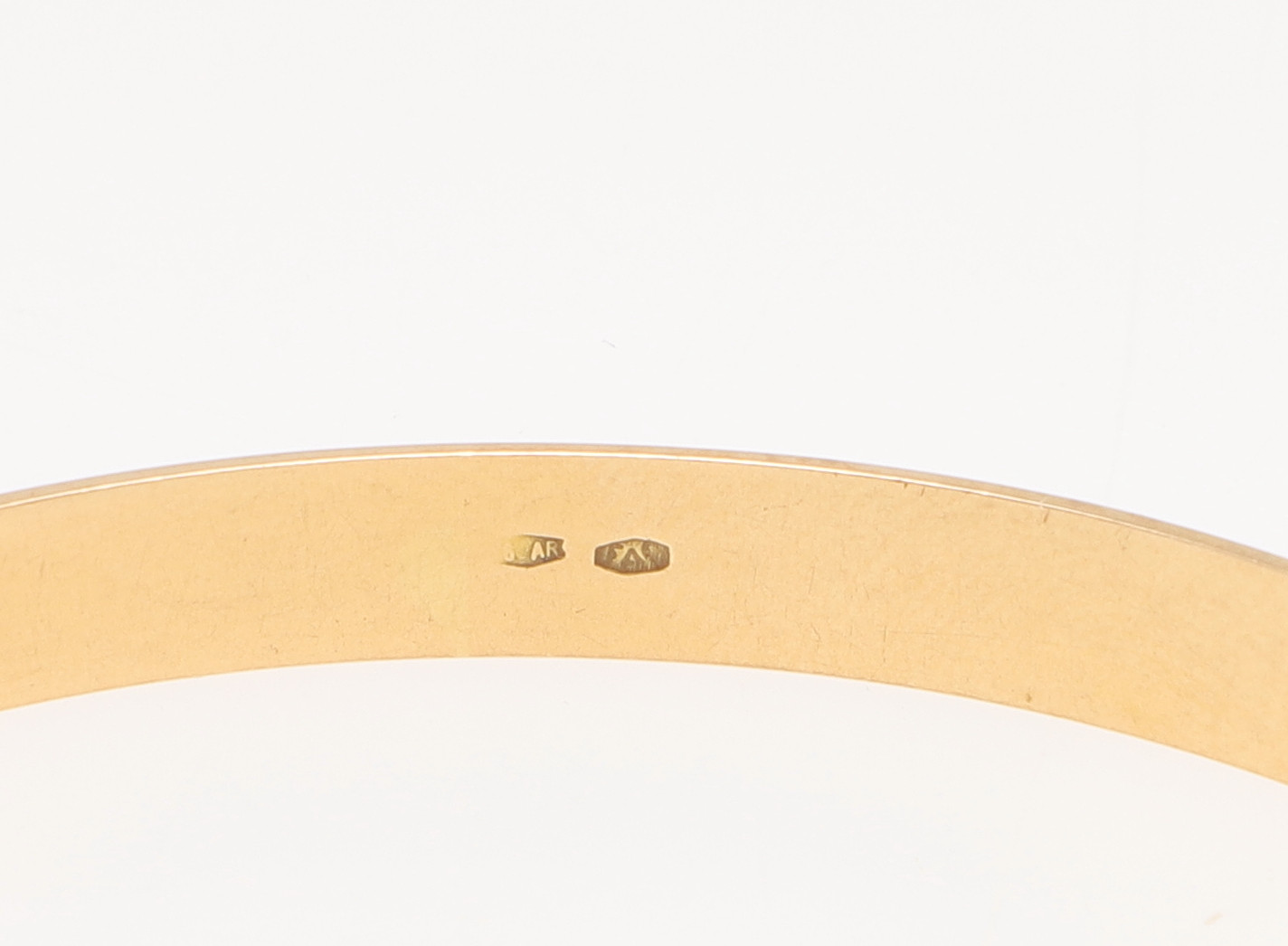 AN 18CT GOLD BANGLE. - Image 2 of 3